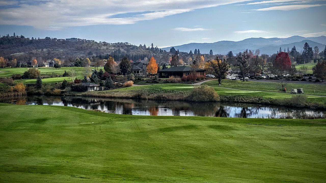 Resort At Eagle Point Golf Club Lodging Exteriör bild