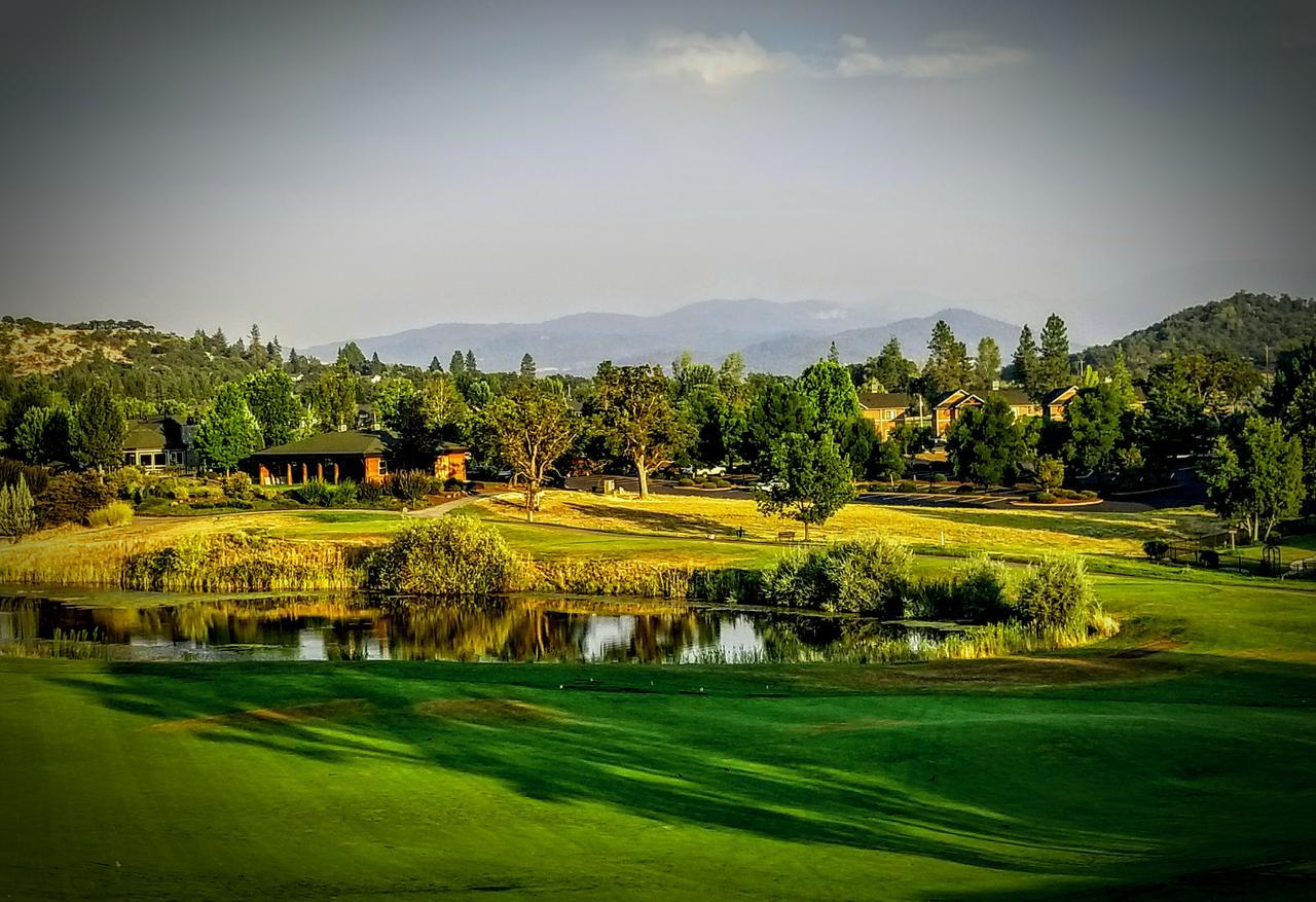 Resort At Eagle Point Golf Club Lodging Exteriör bild