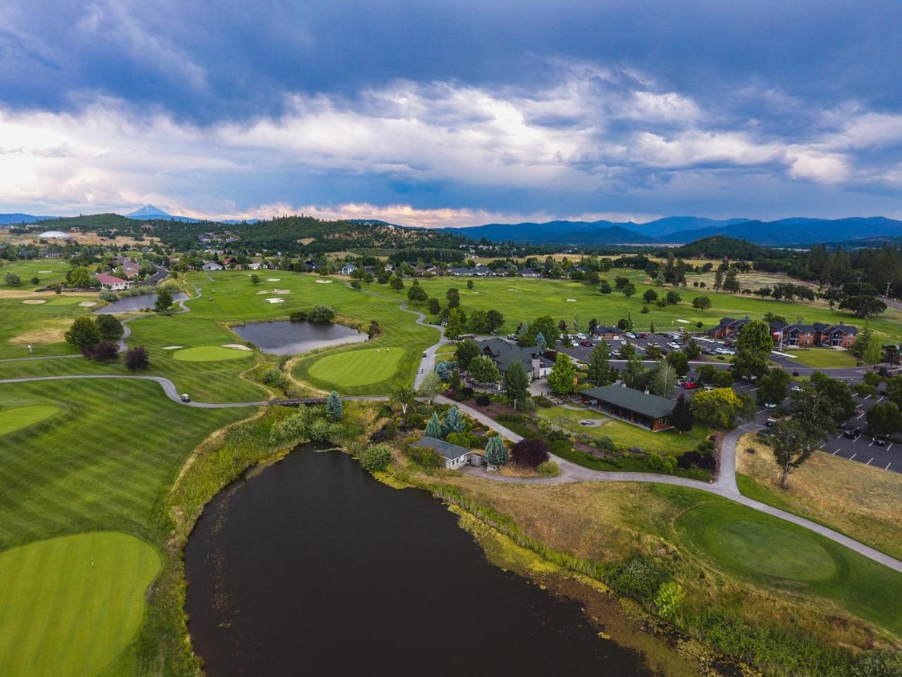 Resort At Eagle Point Golf Club Lodging Exteriör bild