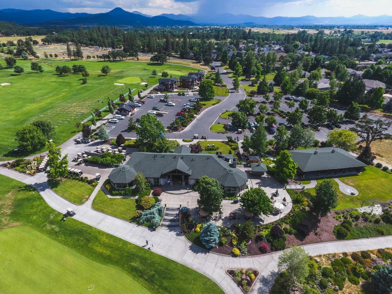 Resort At Eagle Point Golf Club Lodging Exteriör bild